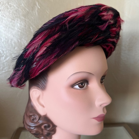 GORGEOUS 1940s\' PURPLE HALO HAT WITH BLACK/FUCHSIA FEATHERS